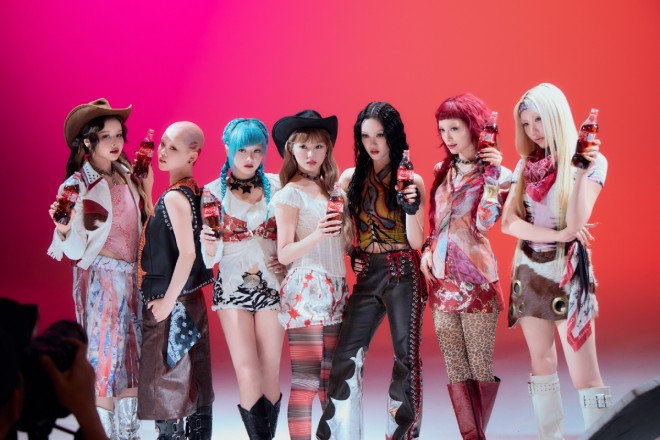 XG appears in Coca-Cola’s new commercial "Muchu Zenkai. XG", delivering intense dance and vibrant energy.